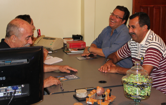 Zito e Paulo Baqueiro conversando com editor chefe, Jayme Modesto e jornalista, Cheilla Gobi.  