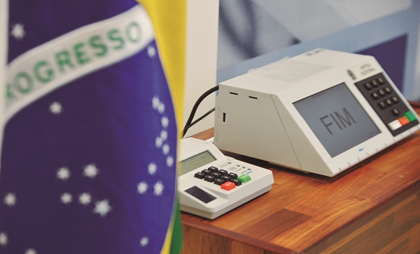 Foto: José Cruz/Agência Brasil 04/09/2014- Brasília- DF, Brasil- O presidente do TSE, Dias Toffoli, conclui a assinatura digital e lacração dos sistemas eleitorais que serão usados nas eleições de outubro.